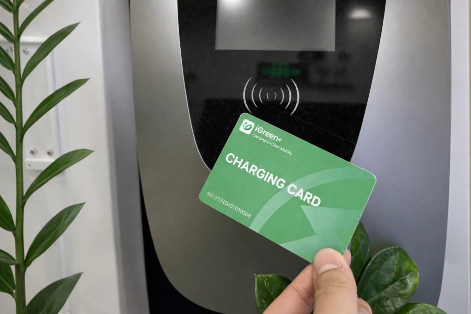 Kartu iGreen+ digunakan pada pembaca RFID charger